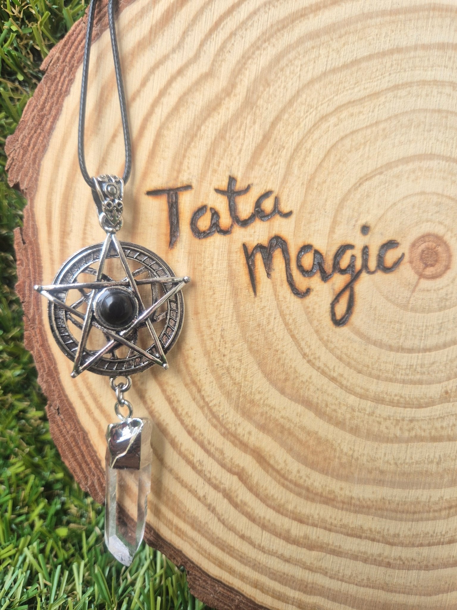 Colgante de Metal con Pentáculo y Cuarzo Maestro colgando - Protección y Energía Tienda esotérica Málaga - La Tienda de Tata Magic: tienda Esotérica en Málaga